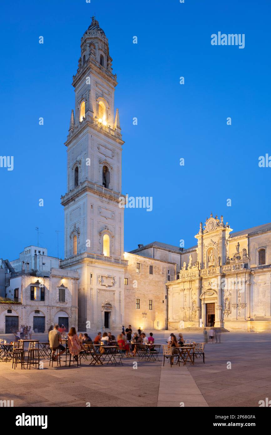 campanile et cathédrale illuminés avec des cafés la nuit sur la Piazza del Duomo, Lecce, Puglia, Italie, Europe Banque D'Images