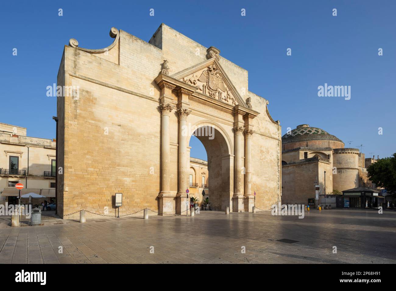 Porta Napoli et l'église Santa Maria di Porta en après-midi lumière du soleil, Lecce, Puglia, Italie, Europe Banque D'Images