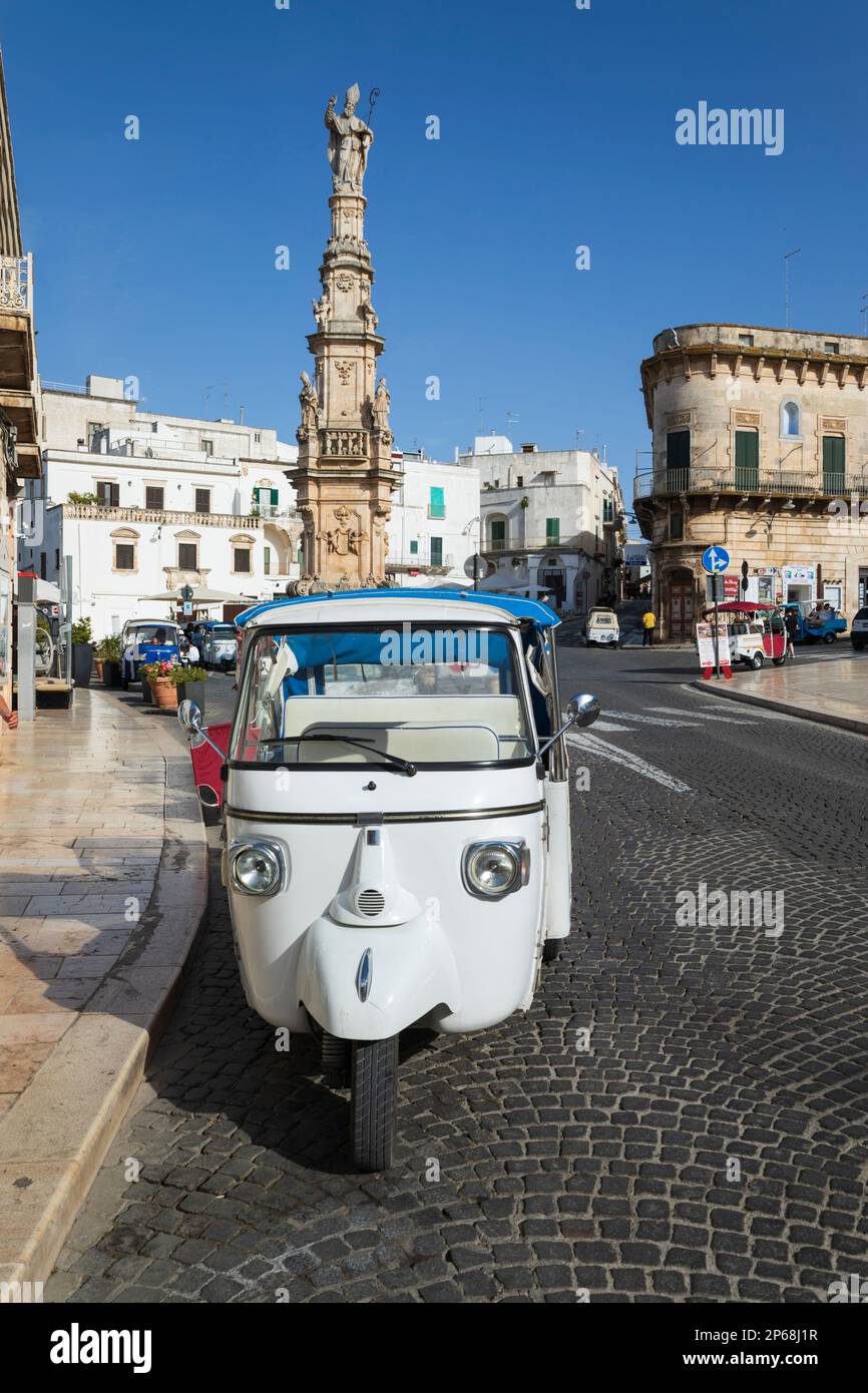 Tuk-tuk sur la Piazza della Liberta avec colonne Colonna di Sant Oronzo, Ostuni, province de Brindisi, Puglia, Italie, Europe Banque D'Images