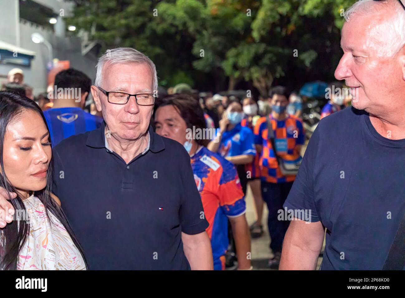 Touristes européens au match de football thaïlandais, Bangkok, Thaïlande Banque D'Images