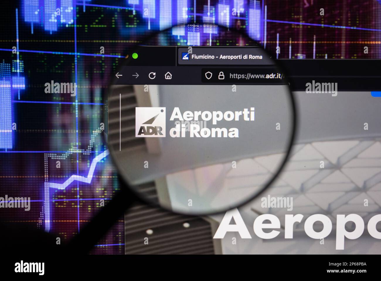 Logo de la société Aeroporti di Roma Airport sur un site Web présentant des développements flous du marché boursier en arrière-plan, vu sur un écran d'ordinateur Banque D'Images