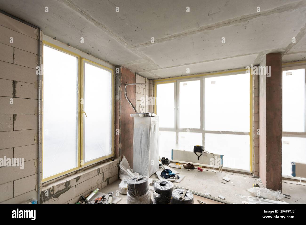 outils pour la réparation d'appartements, les murs de l'appartement sont en construction, remodelage, rénovation, extension, restauration et reconstruction. Banque D'Images