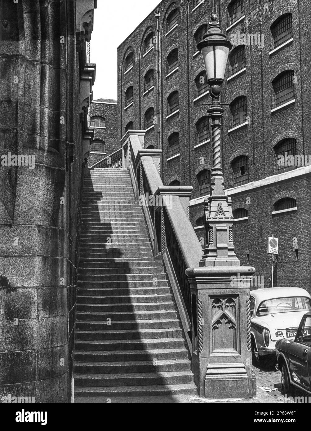 Les étapes de Tower Bridge dans la ville de Londres, Angleterre Royaume-Uni - Photographie prise en 1970. Banque D'Images
