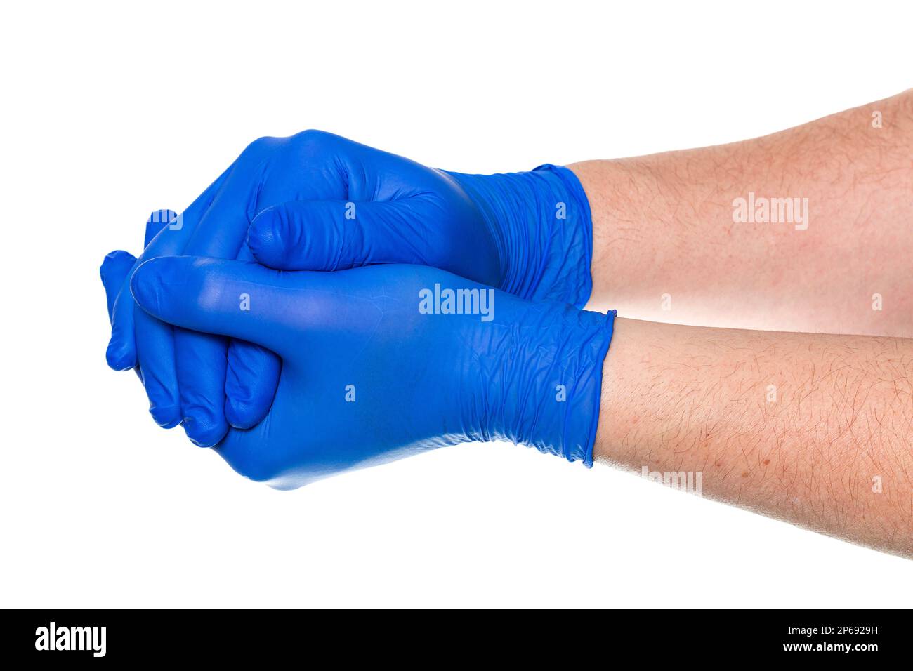 Crop anonyme homme médecin dans des gants en latex bleu tenant les mains contre fond blanc Banque D'Images