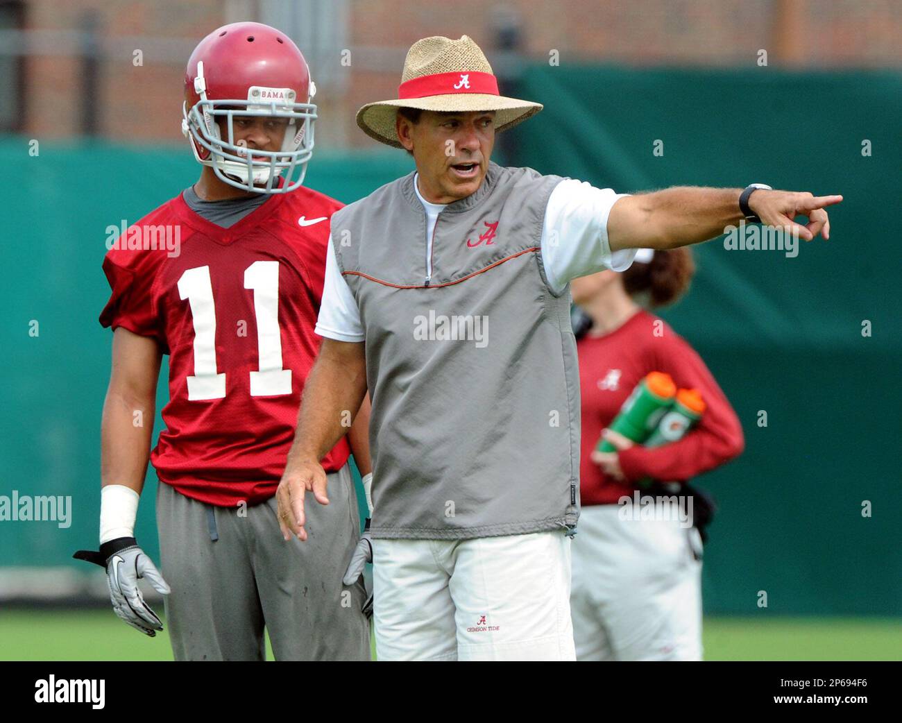 Alabama coach Nick Saban directs defensive back Ranzell Watkins during the defending champion teams first NCAA college football practice, Friday, Aug. 3, 2012 in Tuscaloosa, Ala. (AP Photo/The Birmingham News, Mark Almond) Banque D'Images