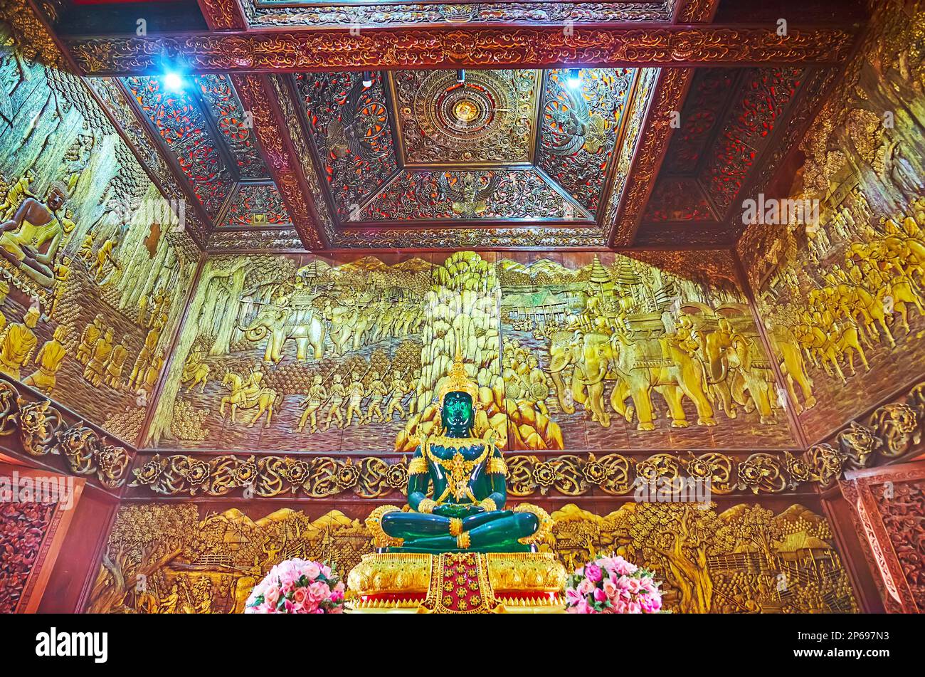 CHIANG MAI, THAÏLANDE - 3 MAI 2019: Le chef-d'œuvre en bois sculpté decors derrière l'autel du Bouddha d'Émeraude dans le sanctuaire-bibliothèque de Wat Bupfaram, Chiang Ma Banque D'Images