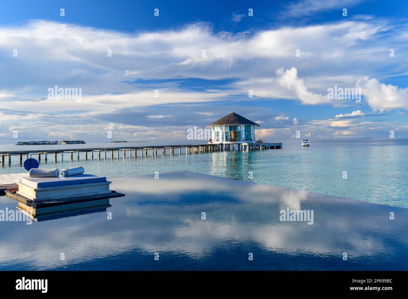 Tôt le matin, vue sur la piscine à débordement et sur le bois du complexe cinq étoiles Raffles, l'île de Meradhoo, les Maldives Banque D'Images