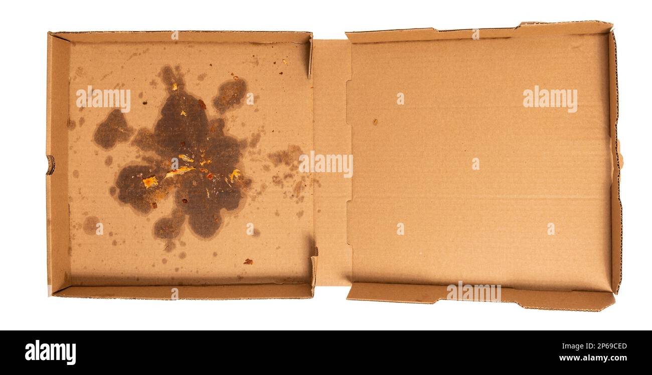 Plan horizontal d'une boîte à pizza vide avec des taches de graisse isolées sur du blanc. Copier l'espace. Banque D'Images