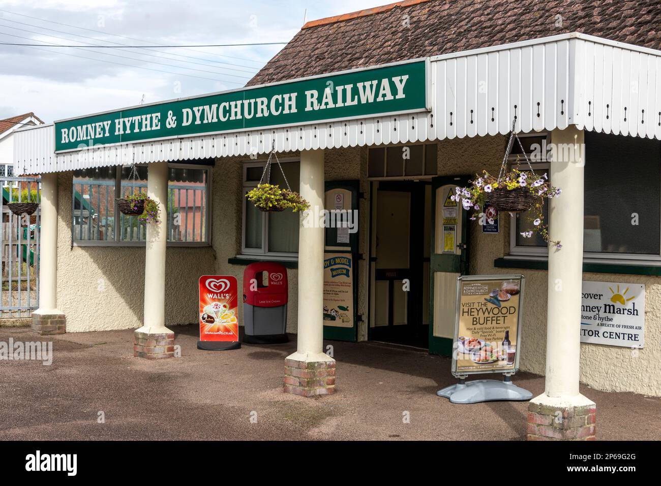 Gare ferroviaire miniature de Romney, Hythe & Dymchurch (RH&DR) à vapeur dans le Kent, en Grande-Bretagne. Banque D'Images