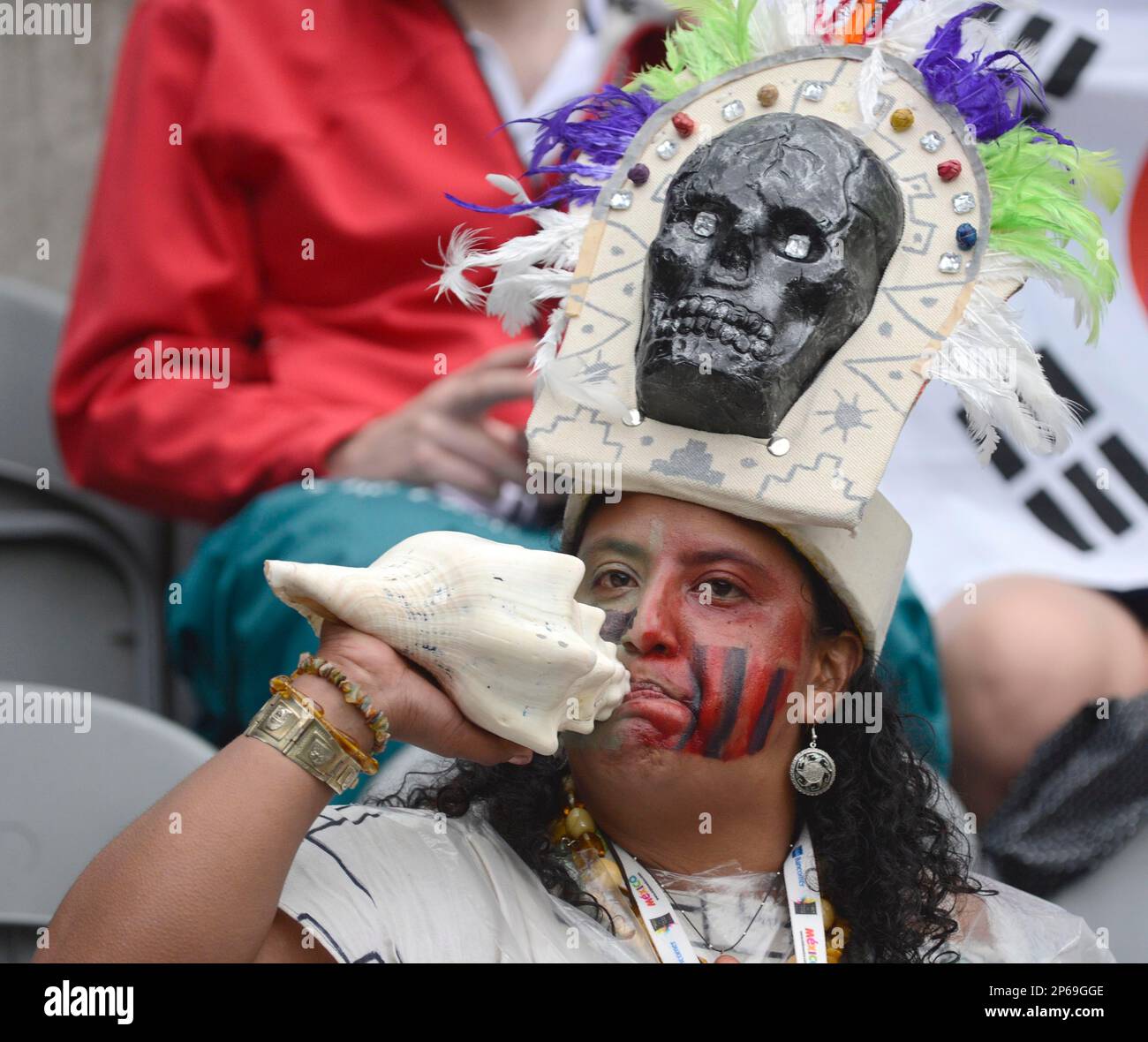 A Mexico fan gets behind her team..London Olympic 2012 first round Group B men's match between Mexico v South Korea at the St. James' Park, Newcastle upon Tyne on the 26th July 2012. Pic Richard Lee/SPORTIMAGE. (Cal Sport Media via AP Images) Banque D'Images