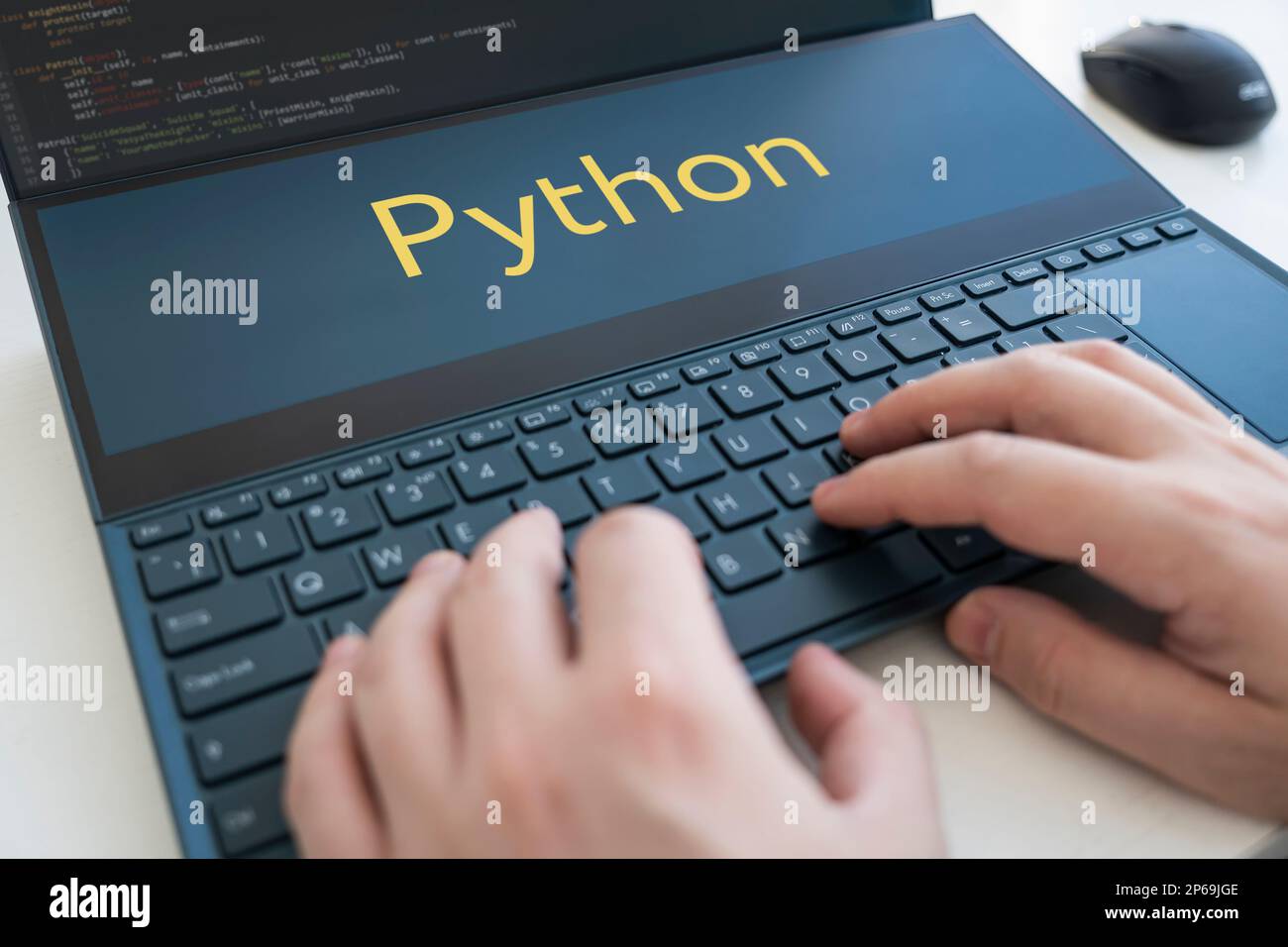 un programmeur écrit un programme dans python. Mains de sexe masculin sur un clavier noir Banque D'Images