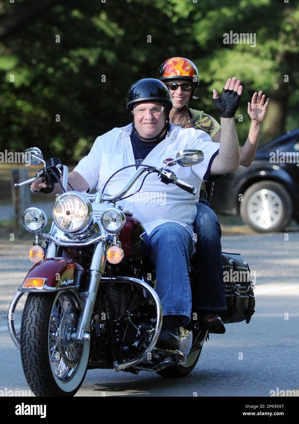 Erie mayor Joe Sinnott, at front, rides a Harley-Davidson with his girlfriend, Jennifer Wilcox, on Presque Isle State Park in Erie, Pa., during the Roar on the Shore, Mayor's Ride on July 20, 2012. (AP Photo/Erie Times-News, JANET B. KUMMERER) Banque D'Images