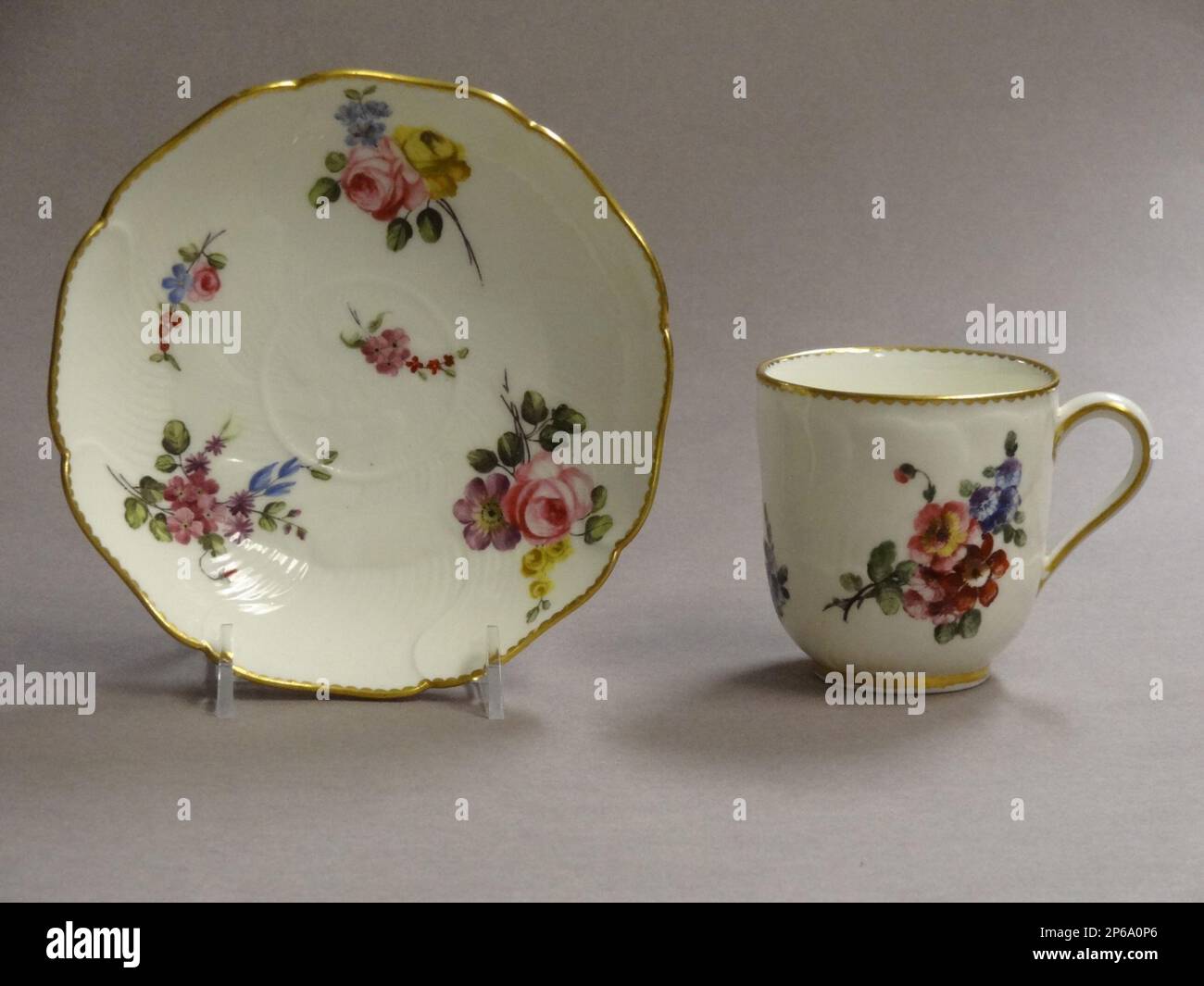 Manufacture de porcelaine de Sèvres, tasse et soucoupe, 1767, porcelaine tendre. Banque D'Images