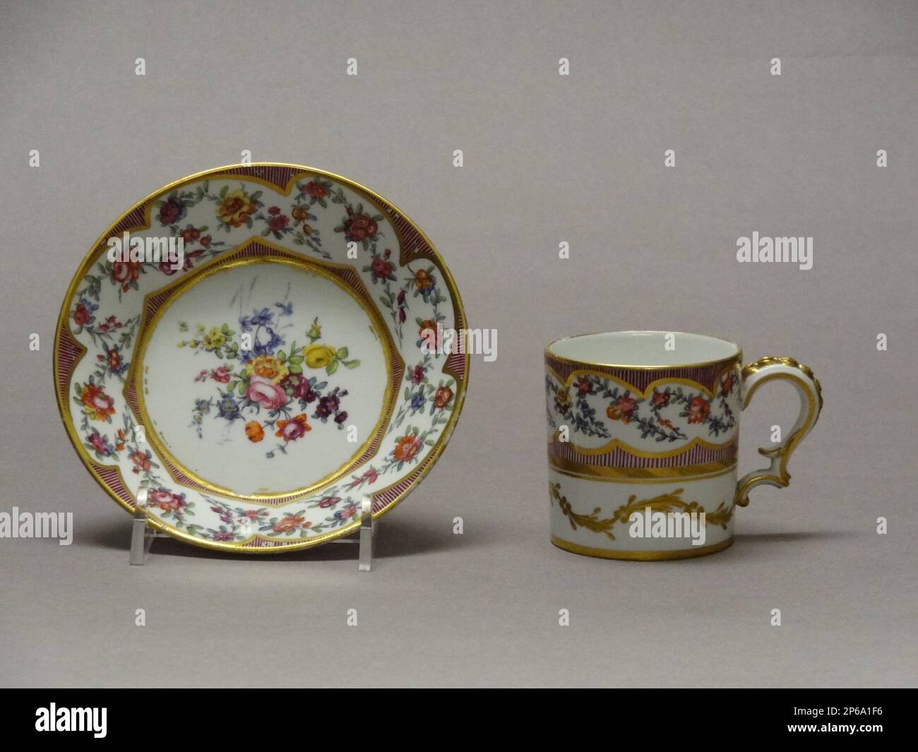 Manufacture de porcelaine de Sèvres, coupe et soucoupe, 1776, porcelaine à pâte dure. Banque D'Images