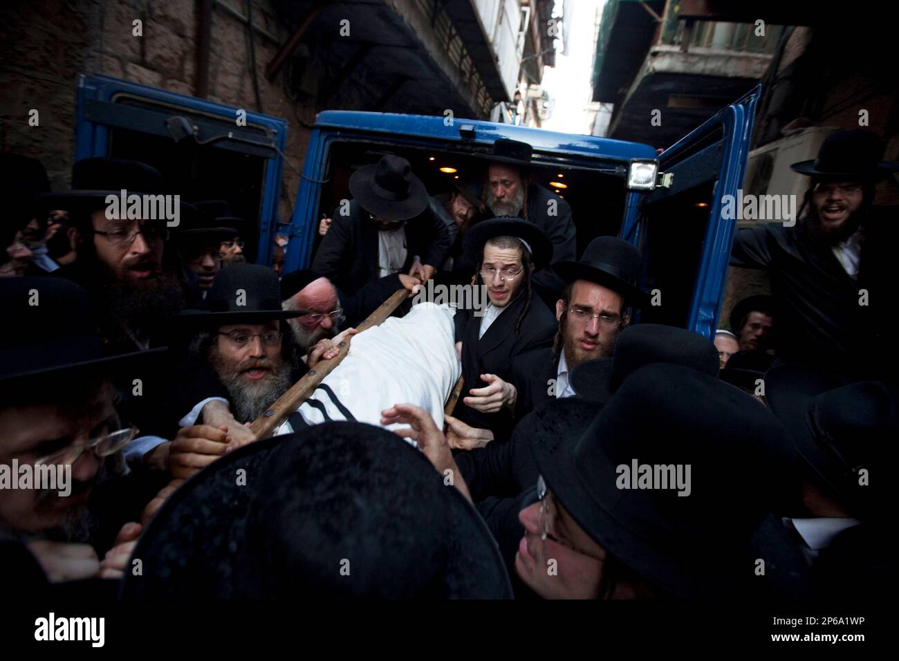 Ultra-Orthodox Jews carry the body of Rabbi Yosef Shalom Elyashiv in Jerusalem, Wednesday, July 18, 2012. Elyashiv, revered by Jews worldwide as the top rabbinic authority of this generation for his scholarship and rulings on complex elements of Jewish law, died Wednesday, hospital officials said. He was 102. (AP Photo/Sebastian Scheiner) Banque D'Images