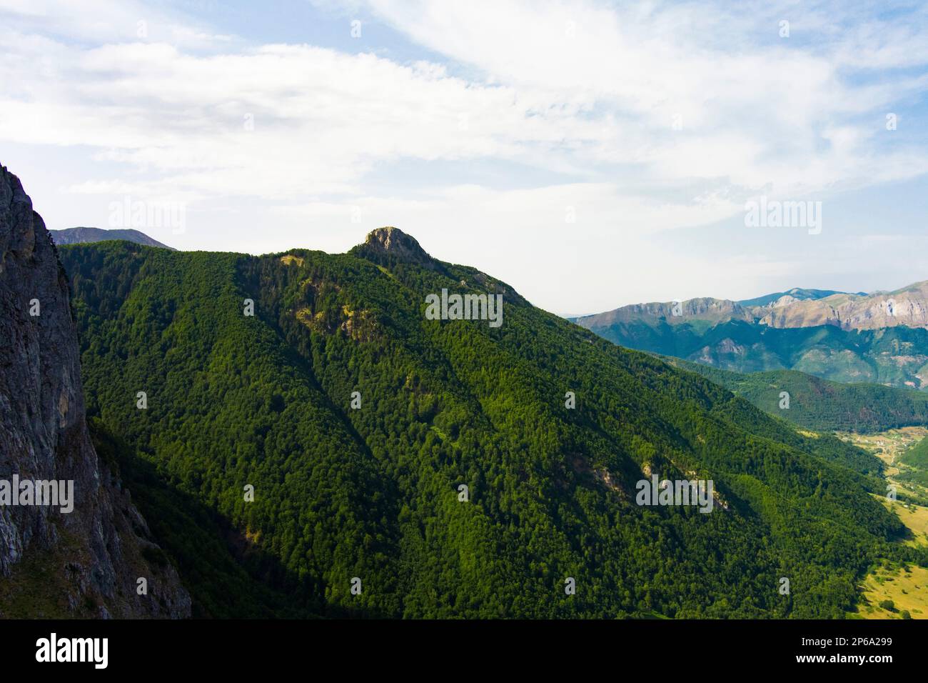 Monténégro. Parc national de Prokletiye. Été. Chaîne de montagnes. Sommets de montagne verdoyants Banque D'Images