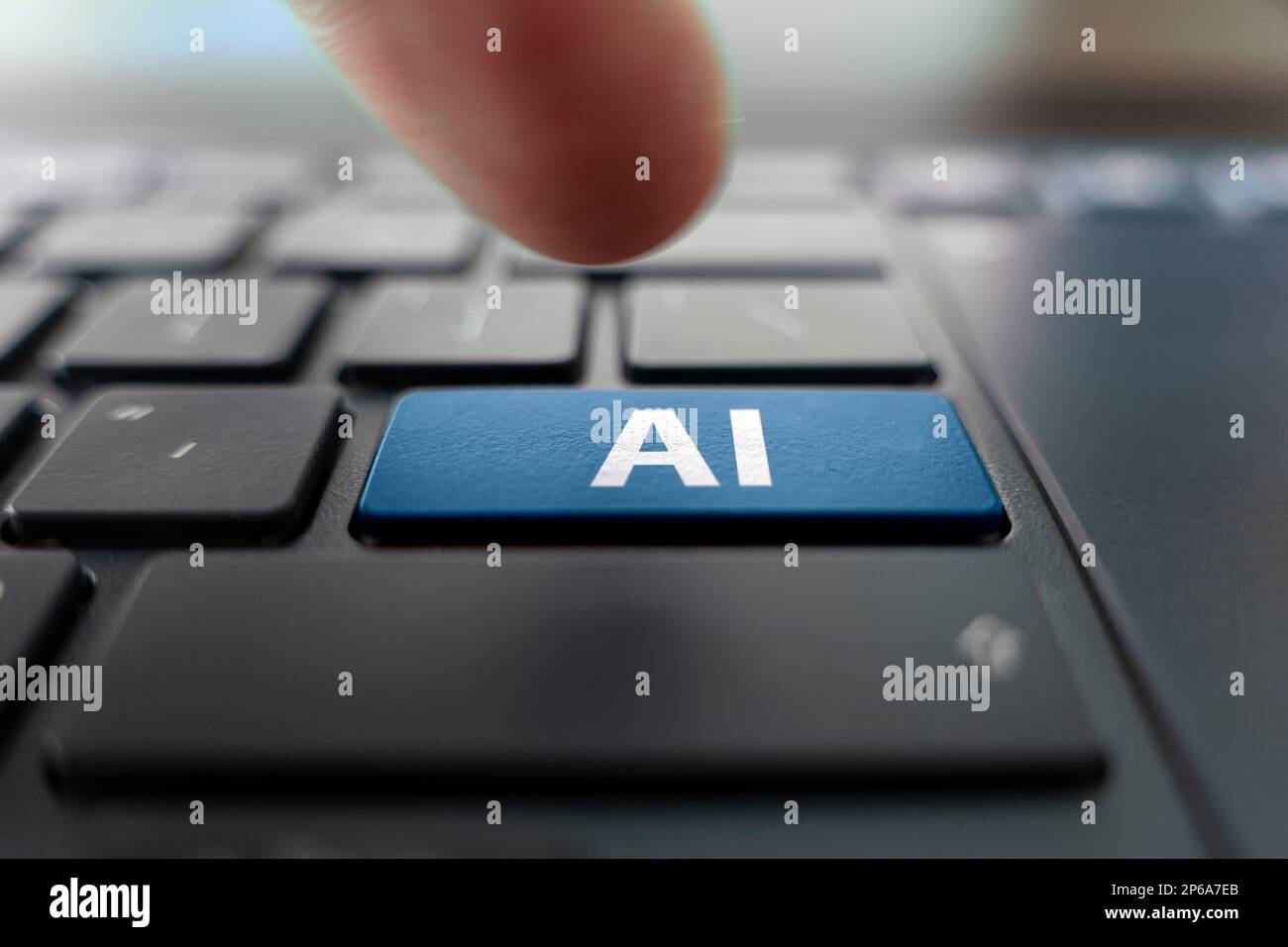 Main d'une personne appuyant sur une touche d'un clavier d'ordinateur noir qui a une touche ai - intelligence artificielle au lieu de la touche entrée. Gros plan, prise de vue macro. Vue Banque D'Images