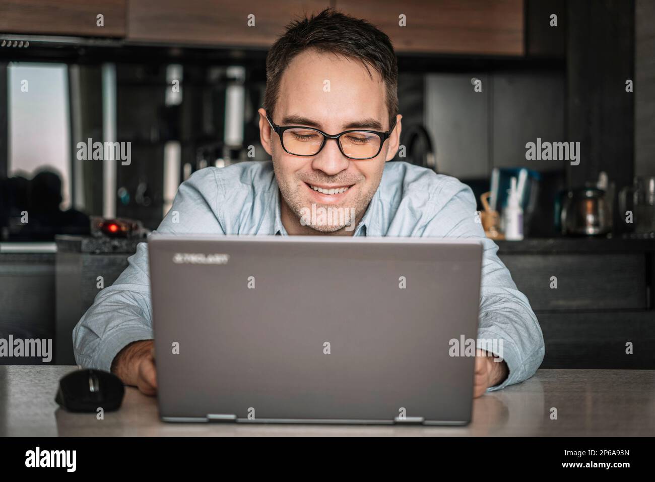 Joyeux homme d'affaires confiant, entrepreneur, portrait de propriétaire de petite entreprise au bureau à domicile. Jeune beau employé indépendant, étudiant utilisant la Banque D'Images