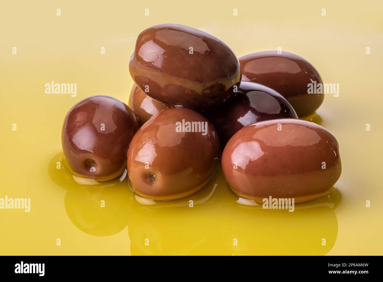 Olives sur l'huile d'olive extra vierge en gros plan Banque D'Images