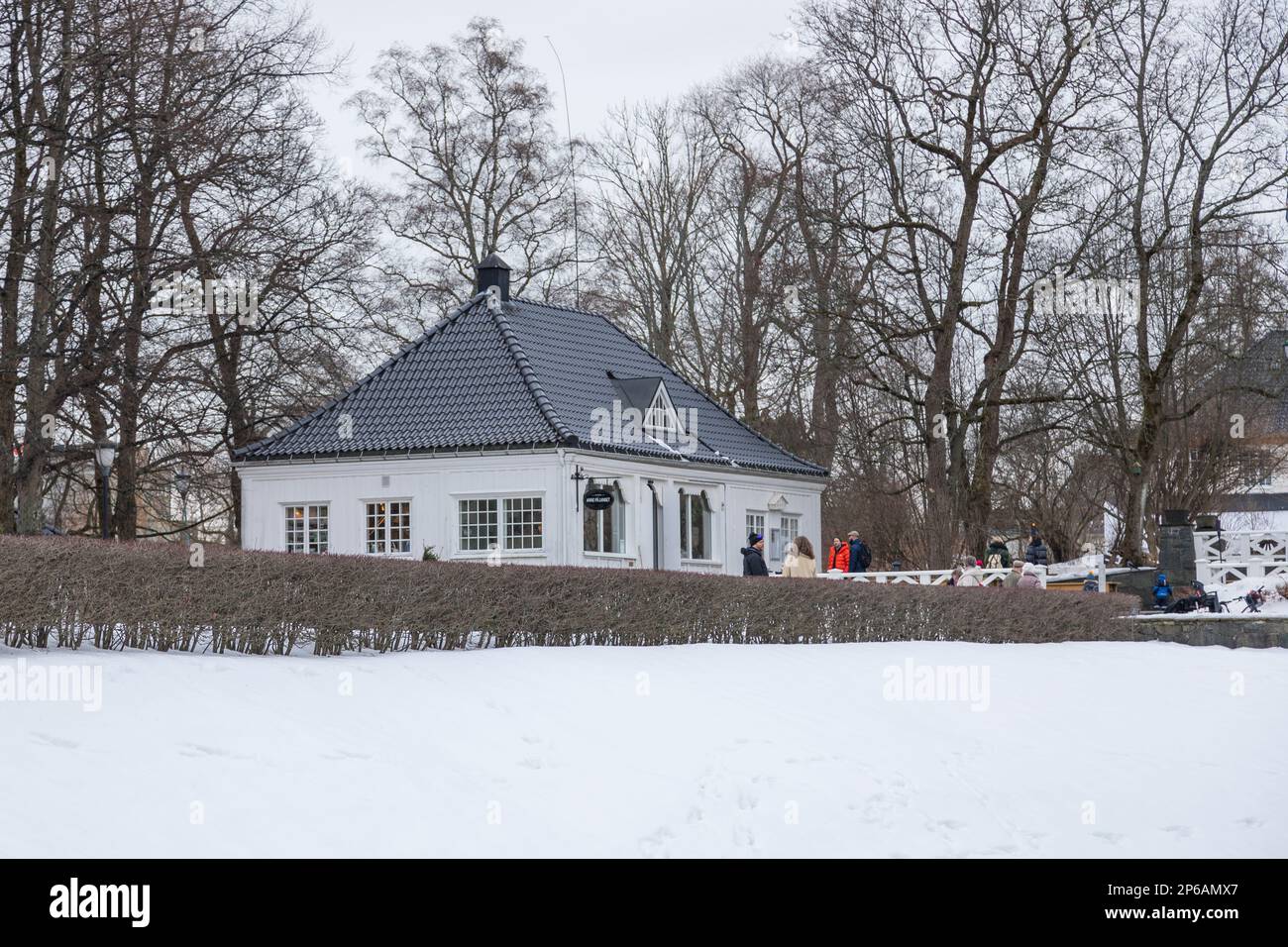 Norvège, Oslo - 27 février 2019: Bâtiment blanc à Frogner Park Pond en hiver, parc public dans la capitale. Banque D'Images