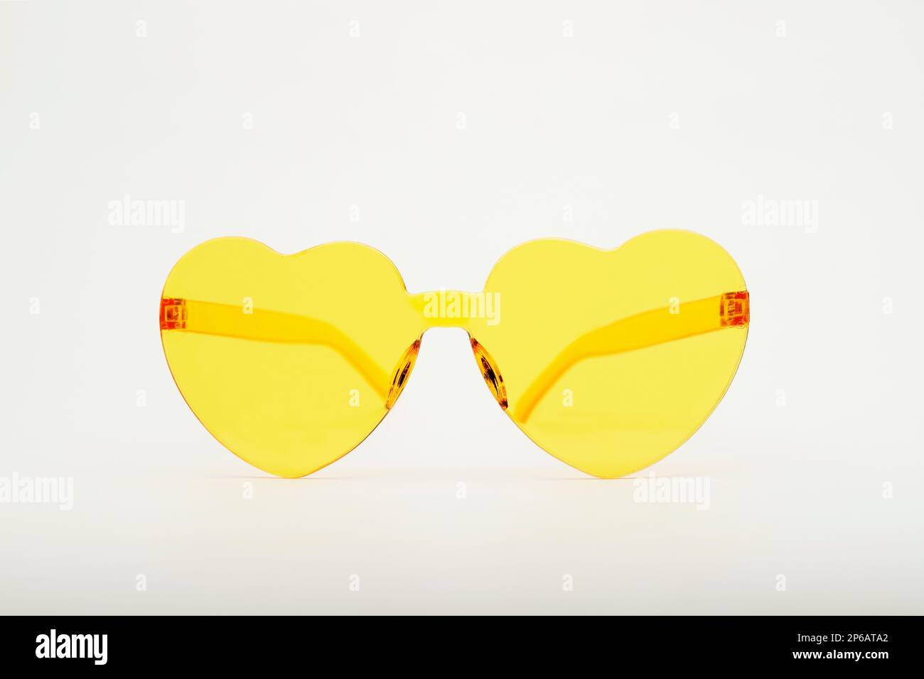 verres en forme de coeur jaune tendance Banque D'Images