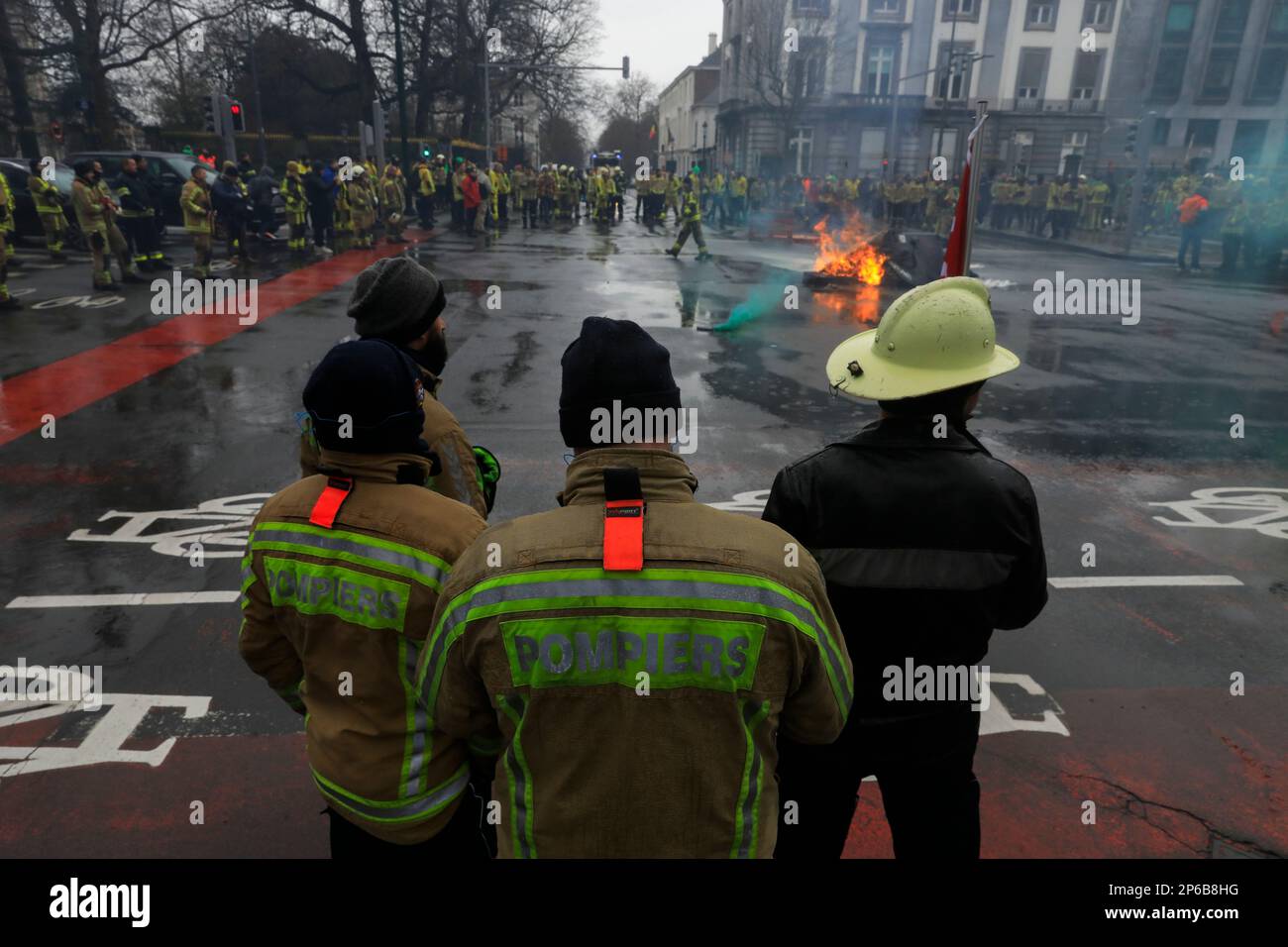 Belgique / Bruxelles - 07/03/2023, Nicolas Landemard / le Pictorium - manifestation des pompiers à Bruxelles - 7/3/2023 - Belgique / Bruxelles - entre 500 et 600 pompiers (organisation source) se sont rassemblés et ont défilé aujourd'hui dans la capitale belge. Ils ont exigé, entre autres choses, de meilleurs niveaux de personnel, de meilleures conditions de travail en termes d'hommes et d'équipements, et ils ont également dénoncé leurs conditions de retraite. La procession a été ponctuée par quelques incidents avec la police. Certains d'entre eux ont également pu entrer dans le bâtiment de la Commission européenne (à l'écluse), sans causer de dommages. Banque D'Images