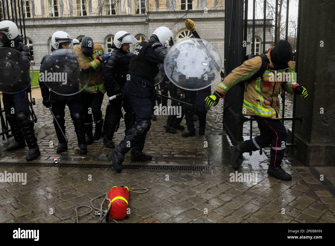 Belgique / Bruxelles - 07/03/2023, Nicolas Landemard / le Pictorium - manifestation des pompiers à Bruxelles - 7/3/2023 - Belgique / Bruxelles - entre 500 et 600 pompiers (organisation source) se sont rassemblés et ont défilé aujourd'hui dans la capitale belge. Ils ont exigé, entre autres choses, de meilleurs niveaux de personnel, de meilleures conditions de travail en termes d'hommes et d'équipements, et ils ont également dénoncé leurs conditions de retraite. La procession a été ponctuée par quelques incidents avec la police. Certains d'entre eux ont également pu entrer dans le bâtiment de la Commission européenne (à l'écluse), sans causer de dommages. Banque D'Images