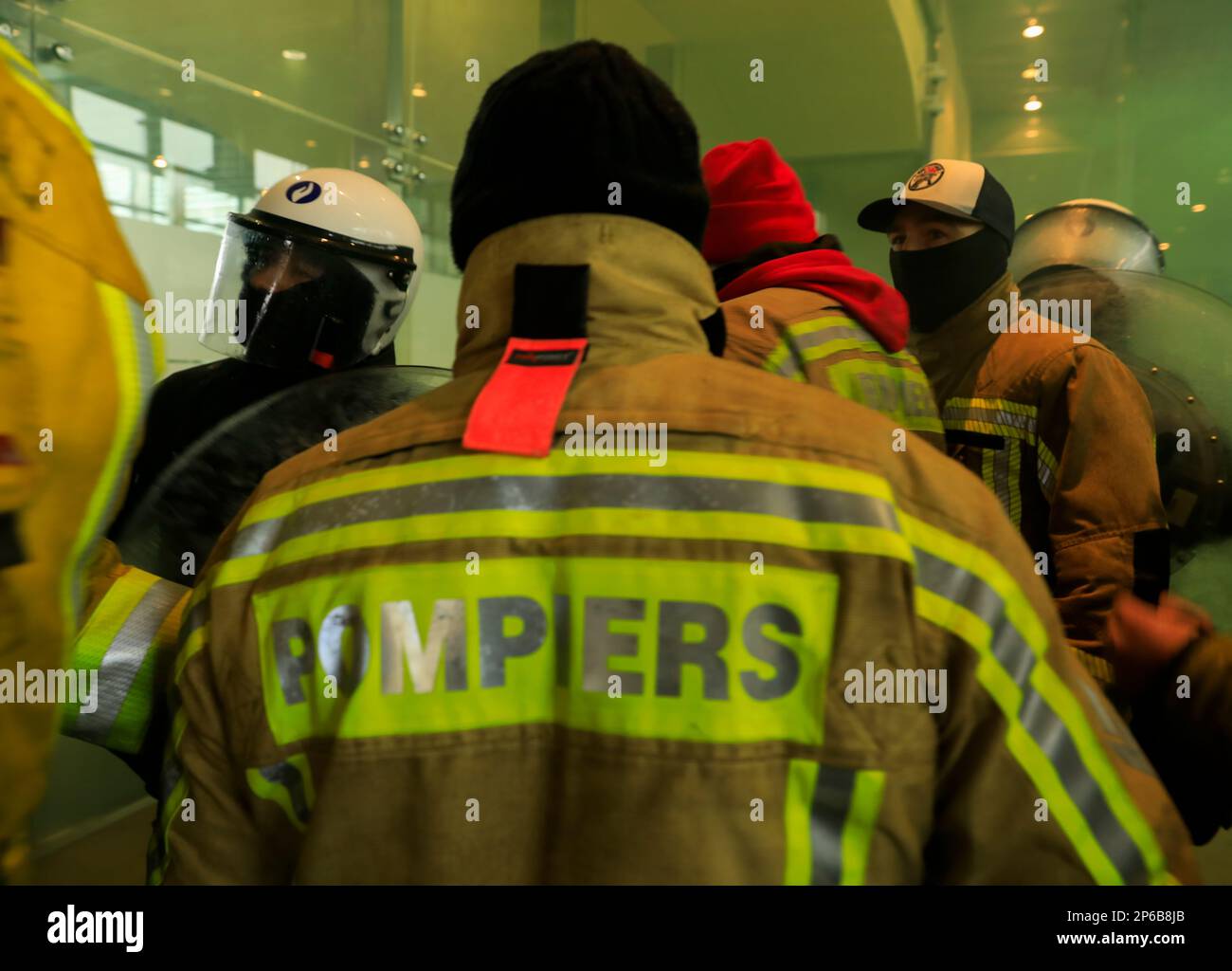 Belgique / Bruxelles - 07/03/2023, Nicolas Landemard / le Pictorium - manifestation des pompiers à Bruxelles - 7/3/2023 - Belgique / Bruxelles - entre 500 et 600 pompiers (organisation source) se sont rassemblés et ont défilé aujourd'hui dans la capitale belge. Ils ont exigé, entre autres choses, de meilleurs niveaux de personnel, de meilleures conditions de travail en termes d'hommes et d'équipements, et ils ont également dénoncé leurs conditions de retraite. La procession a été ponctuée par quelques incidents avec la police. Certains d'entre eux ont également pu entrer dans le bâtiment de la Commission européenne (à l'écluse), sans causer de dommages. Banque D'Images