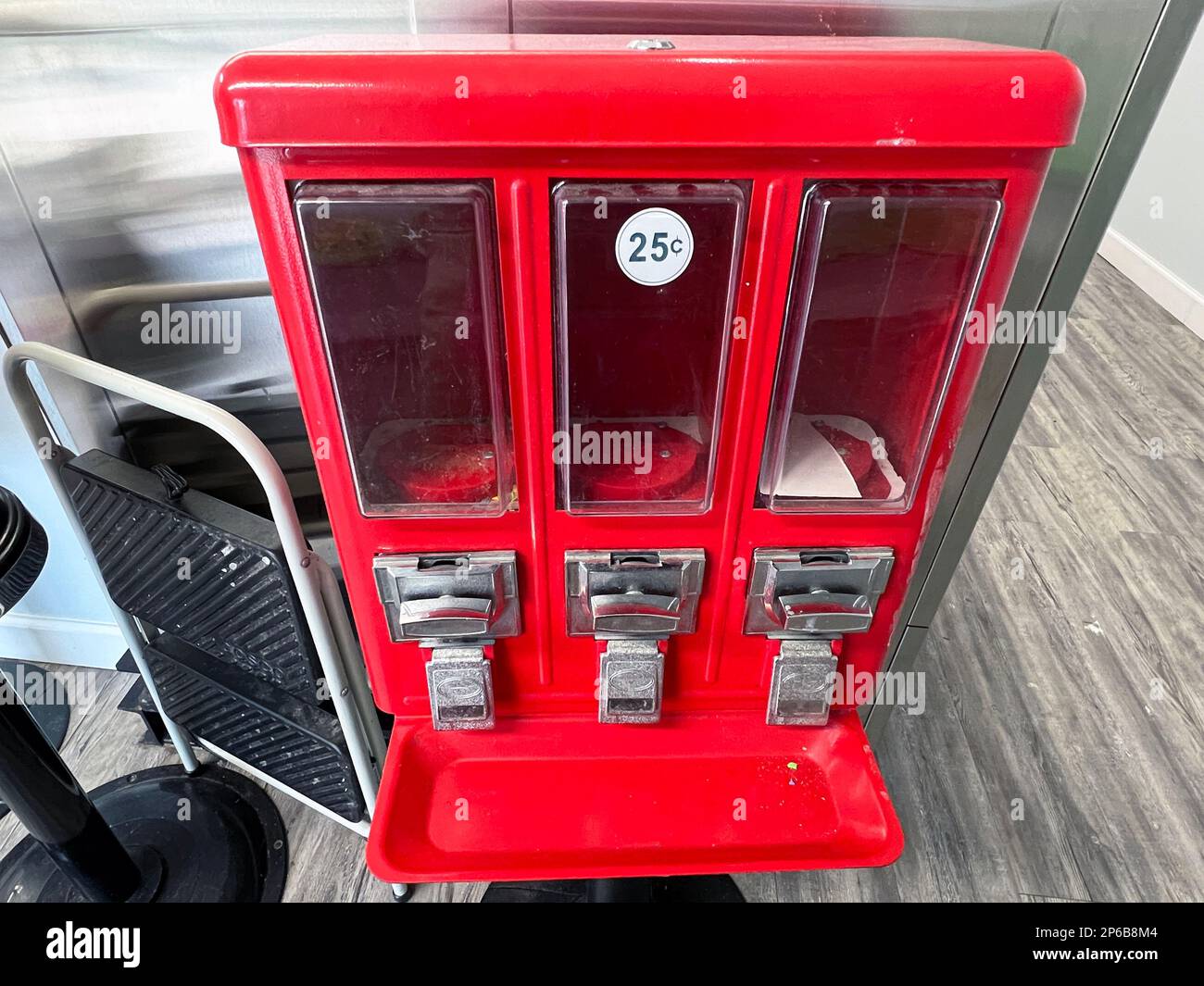 Un distributeur de bonbons vide illustre le concept de gestion de l'offre et de la demande et des stocks. Banque D'Images