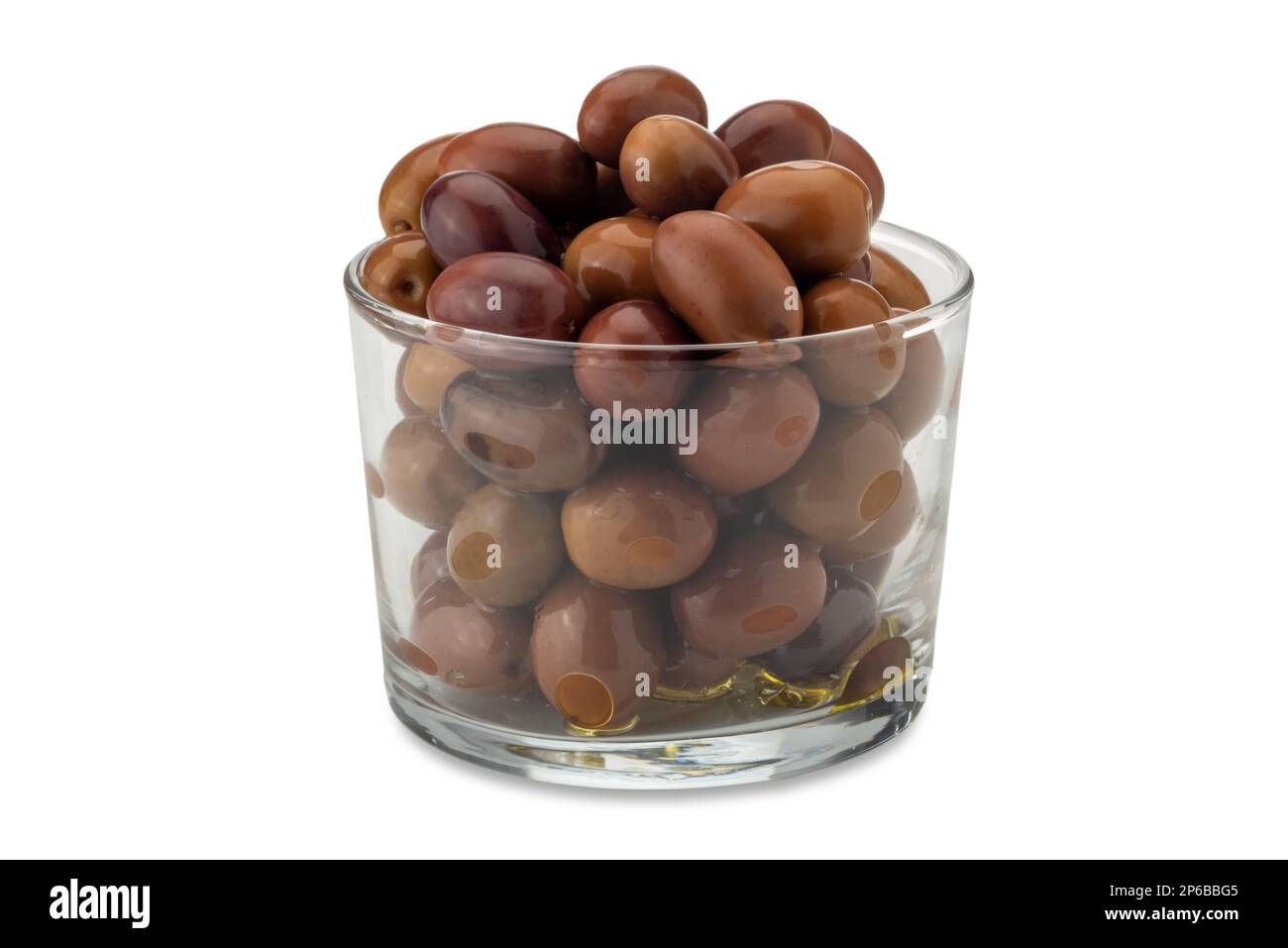 Olives dans une tasse en verre isolée sur blanc avec passe-cheveux inclus Banque D'Images