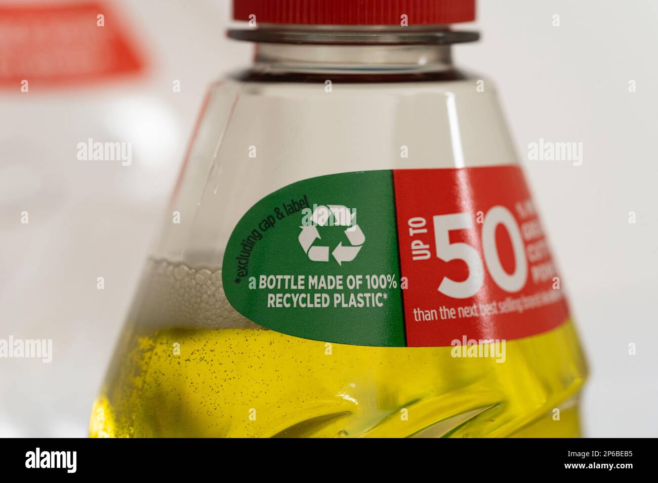 Le liquide vaisselle fée avec une étiquette indiquant la bouteille est fabriqué à 100 % en plastique recyclé, faisant la promotion des qualités écologiques de Procter & Gamble Banque D'Images