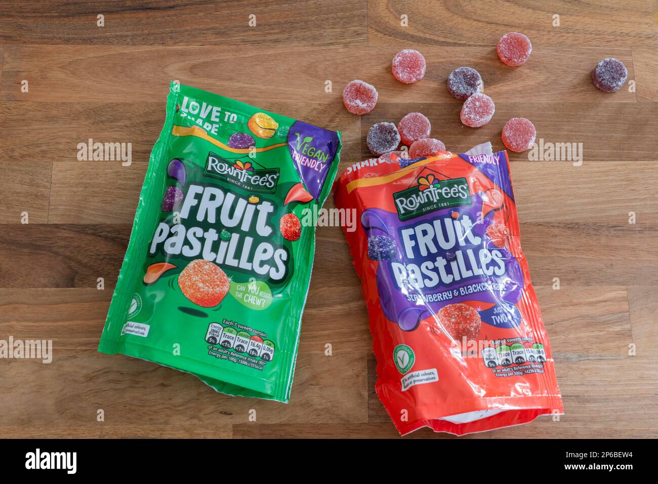 Paquets de pastilles de fruits Rowntrees, maintenant possédés par Nestlé, annonçant que les bonbons sont végétaliens amicaux. ROYAUME-UNI. Concept : adapté aux végétaliens, au végétalisme Banque D'Images