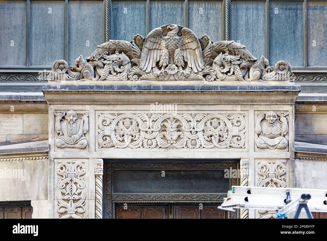 La ville de New York a désigné le point de repère Bowery Savings Bank a son entrée principale sur East 42nd Street; ces détails sont de l'arrière (East 41st Street). Banque D'Images