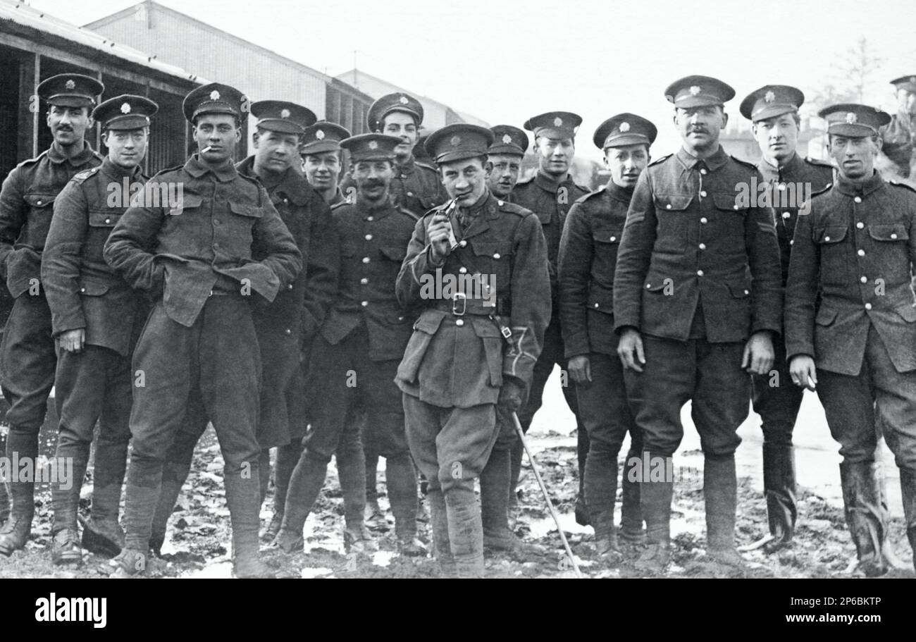 Un groupe de soldats britanniques de la première Guerre mondiale dans le corps de service de l'Armée avec un officier excentrique. Banque D'Images