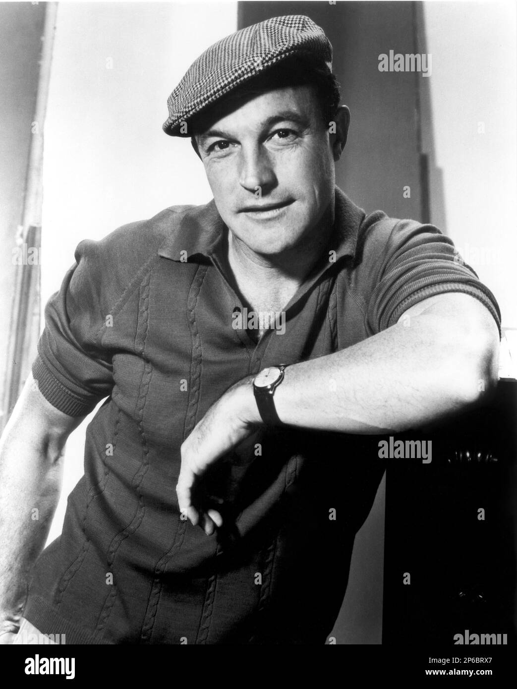 1957 , ÉTATS-UNIS : L'acteur et danseur GENE KELLY ( 1912 - 1986 ) dans LES FILLES par George Cukor - FILM - CINÉMA - FILM - MUSICAL - DANSE - DANZA - BALLETTO - BALLETT - ballerino - chapeau - cappello - orologio da polso - Swatch --- Archivio GBB Banque D'Images