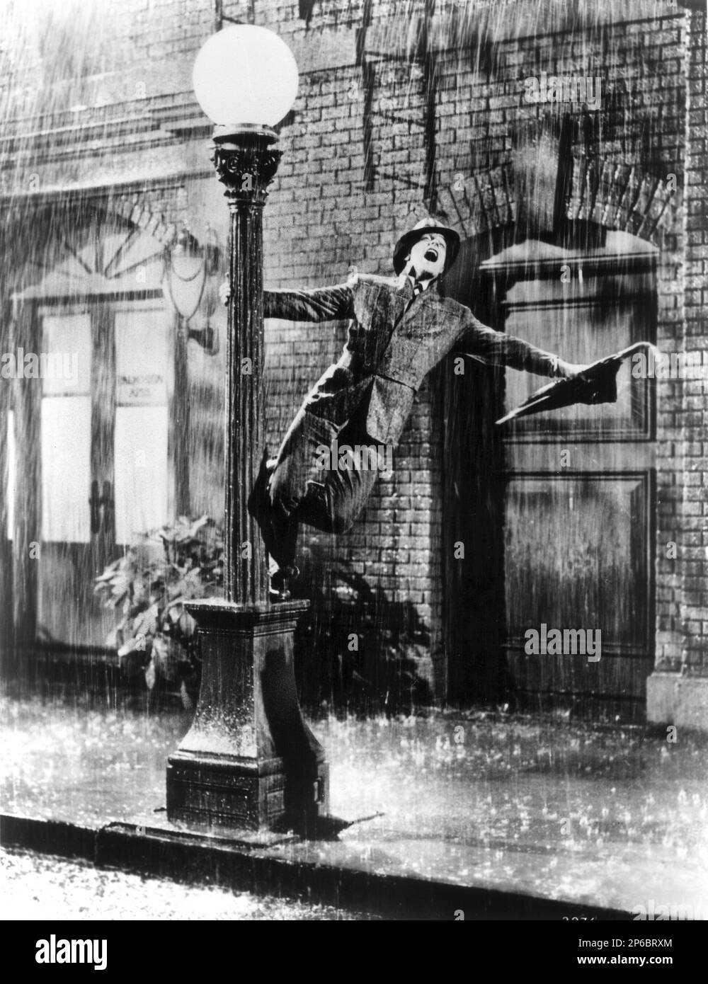 1952 , USA : l'acteur et danseur GENE KELLY ( 1912 - 1986 ) dans SINGIN' SOUS LA PLUIE ( CANTANDO SOTTO LA PIOGGIA ) par Stanley Donen et Gene Kelly . - FILM - CINÉMA - FILM - MUSICAL - DANSE - DANZA - BALLETTO - BALLETT - ballerino - pioggia - ombrello - parapluie --- Archivio GBB Banque D'Images