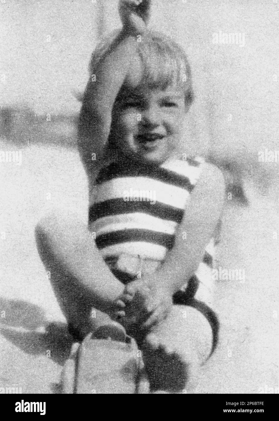 1928 CA, USA : la petite MARILYN MONROE ( 1926 - 1962 ) quand était un petit bébé - CINÉMA - FILM - personalità celebi da giovani giovane - célébrités personnalités acteurs quand était jeune - bébé - spiaggia - plage - sourire - sorriso --- Archivio GBB Banque D'Images