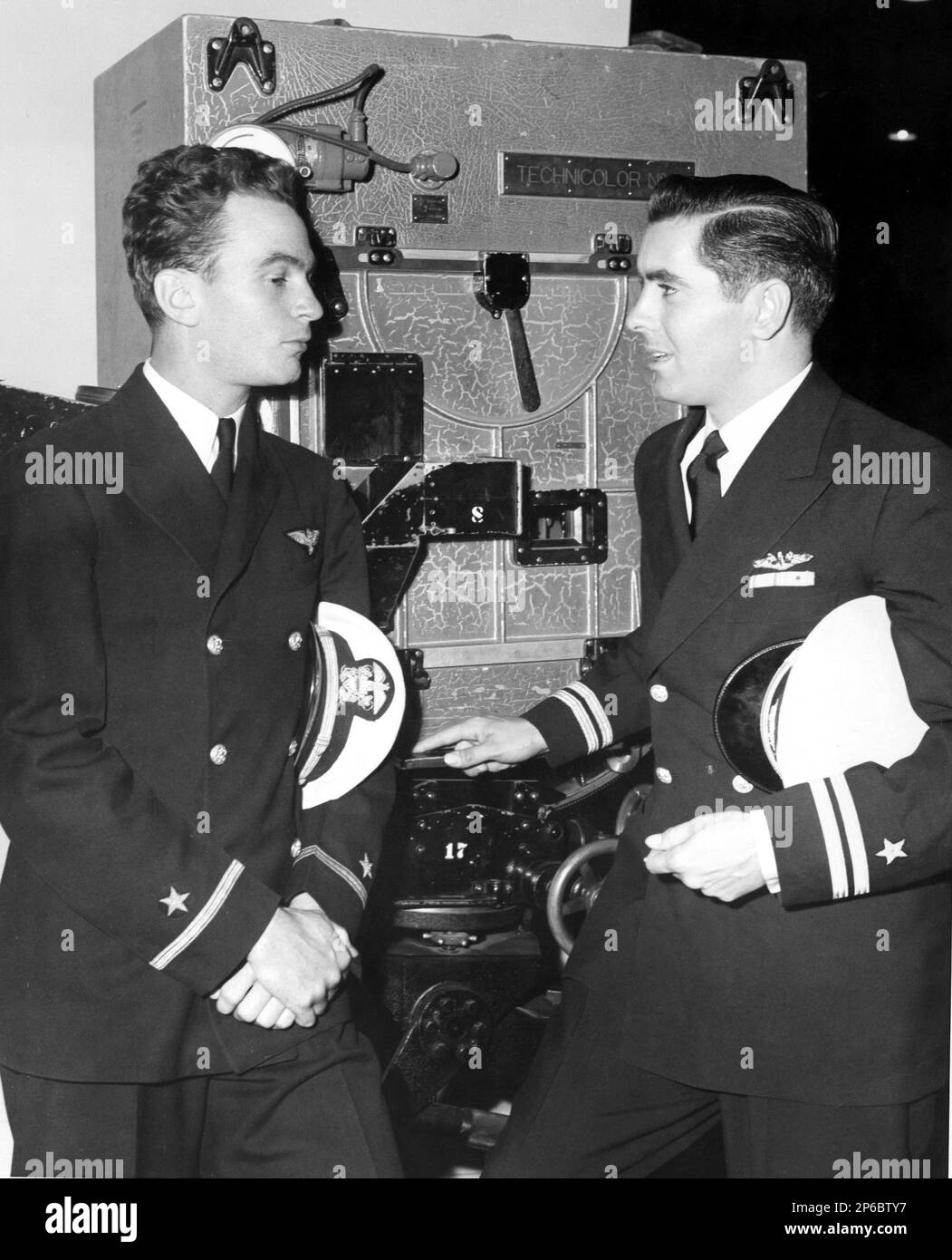 1942 , ÉTATS-UNIS : L'acteur de cinéma TYRONE POWER rencontre un héros ...