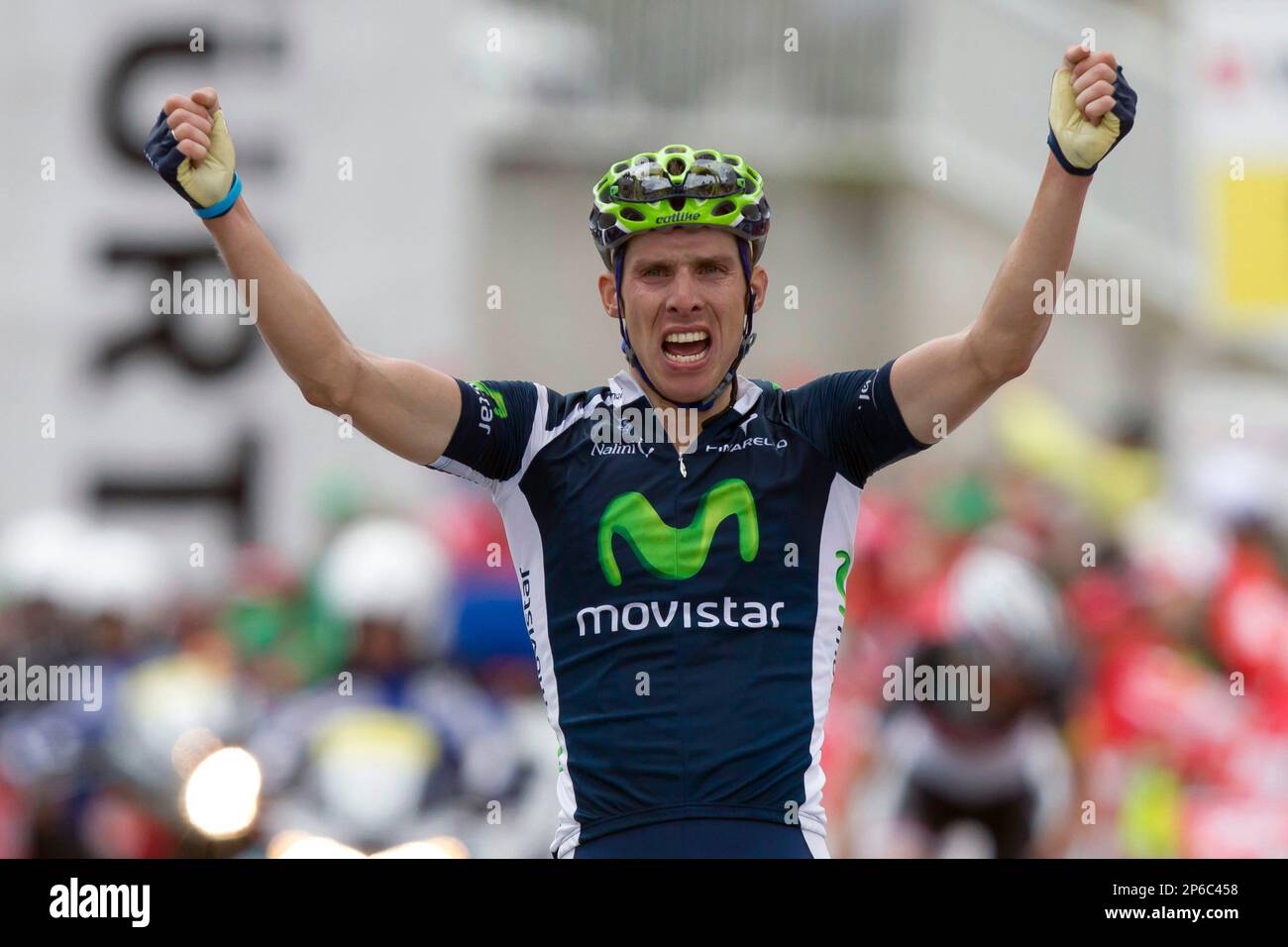 Portugal's Rui Costa celebrates after winning the 2nd stage, 218 km from Verbania in Italy to Verbier in Switzerland of the 76th Tour de Suisse cycling race, in Verbier, Switzerland, Sunday, June 10, 2012. (AP Photo/KEYSTONE/Peter Klaunzer) Banque D'Images