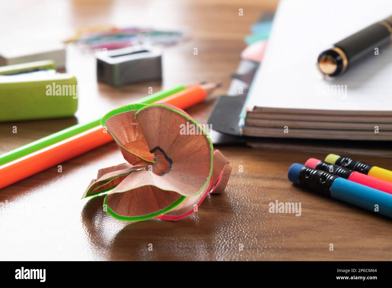 Gros plan du rasage au crayon sur la table Photo Stock - Alamy