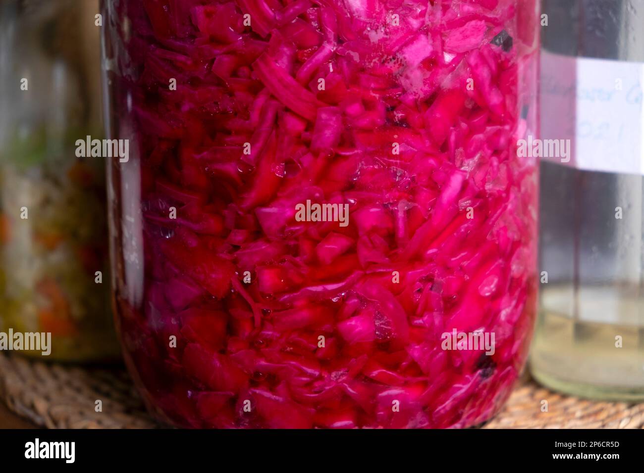 Chou rouge gros plan couleur magenta fermentant en fermentation jarre Kilner dans une cuisine maison nourriture pour la santé intestinale pays de Galles Royaume-Uni KATHY DEWITT Banque D'Images