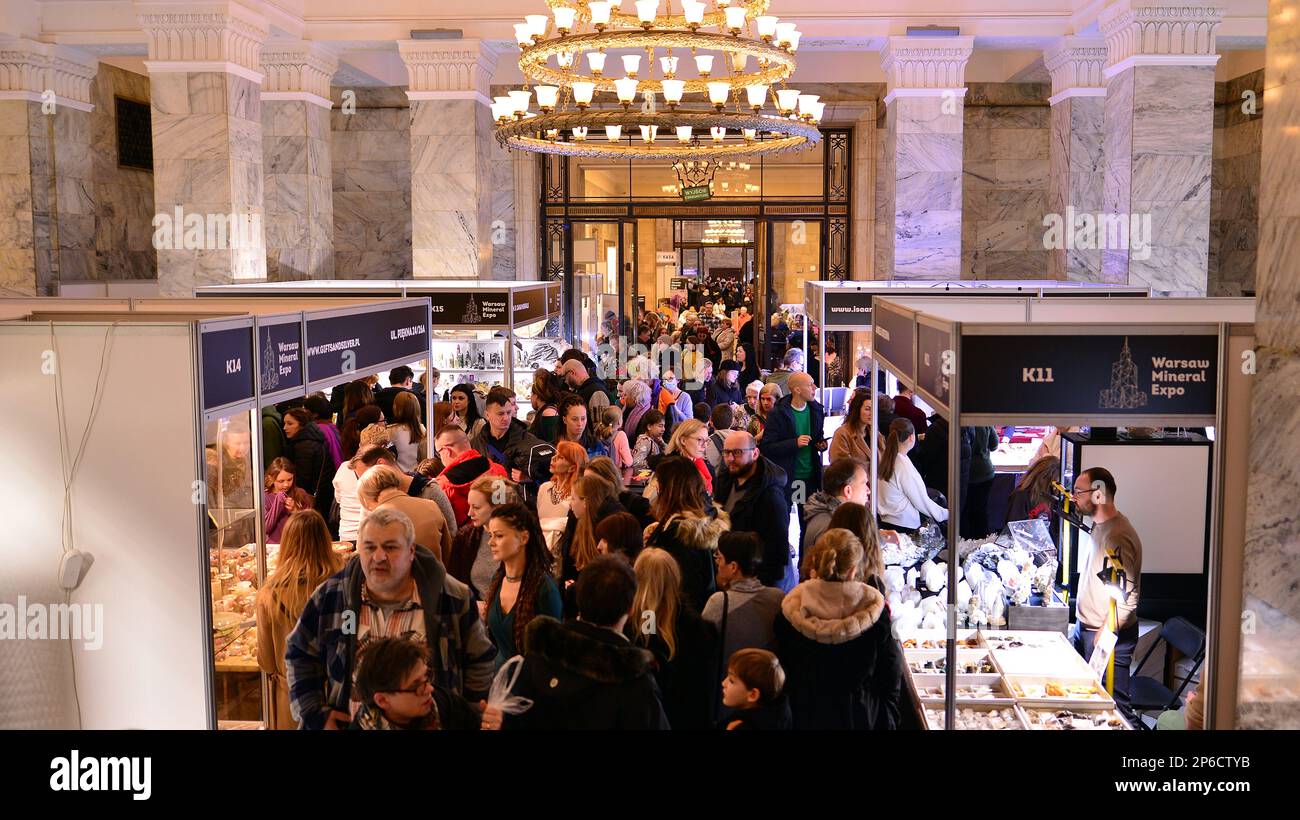 Varsovie, Pologne. 5 mars 2023. Exposition minérale de Varsovie 2023. Les gens regardent et achètent des minéraux et des pierres précieuses exposés à la foire. Banque D'Images