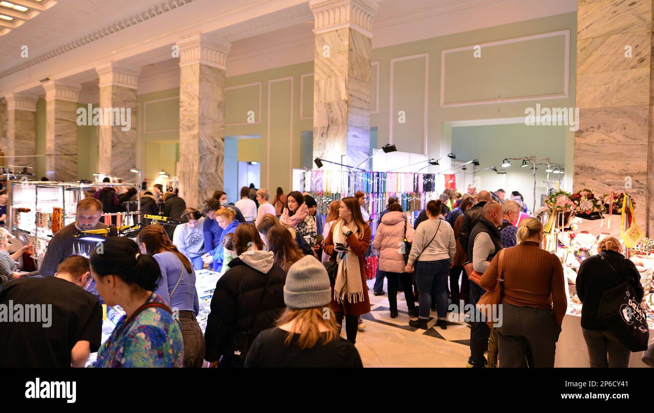 Varsovie, Pologne. 5 mars 2023. Exposition minérale de Varsovie 2023. Les gens regardent et achètent des minéraux et des pierres précieuses exposés à la foire. Banque D'Images