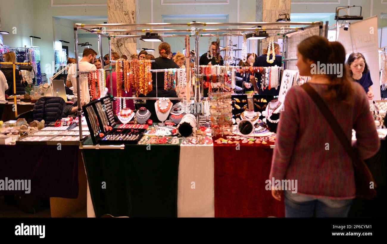 Varsovie, Pologne. 5 mars 2023. Exposition minérale de Varsovie 2023. Les gens regardent et achètent des minéraux et des pierres précieuses exposés à la foire. Banque D'Images