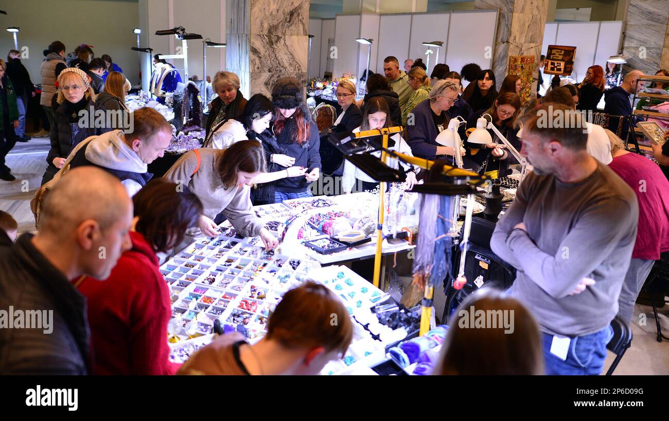 Varsovie, Pologne. 5 mars 2023. Exposition minérale de Varsovie 2023. Les gens regardent et achètent des minéraux et des pierres précieuses exposés à la foire. Banque D'Images