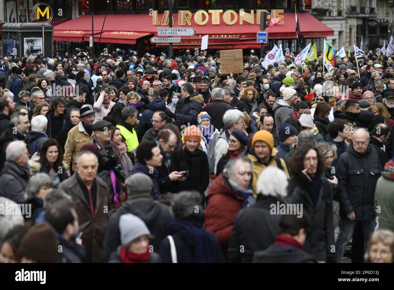 Julien Mattia / le Pictorium - manifestation contre la réforme des retraites à Paris - 6/1/2017 - France / Paris / Paris - des incidents ont éclaté à la fin de la manifestation contre la réforme des retraites. Des dizaines de milliers de personnes se sont rassemblées à Paris pour manifester contre le projet de réforme des retraites lancé par le gouvernement porté. Banque D'Images