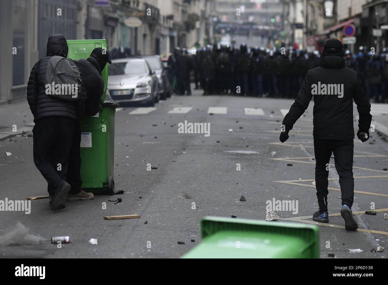 Julien Mattia / le Pictorium - manifestation contre la réforme des retraites à Paris - 6/1/2017 - France / Paris / Paris - des incidents ont éclaté à la fin de la manifestation contre la réforme des retraites. Des dizaines de milliers de personnes se sont rassemblées à Paris pour manifester contre le projet de réforme des retraites lancé par le gouvernement porté. Banque D'Images