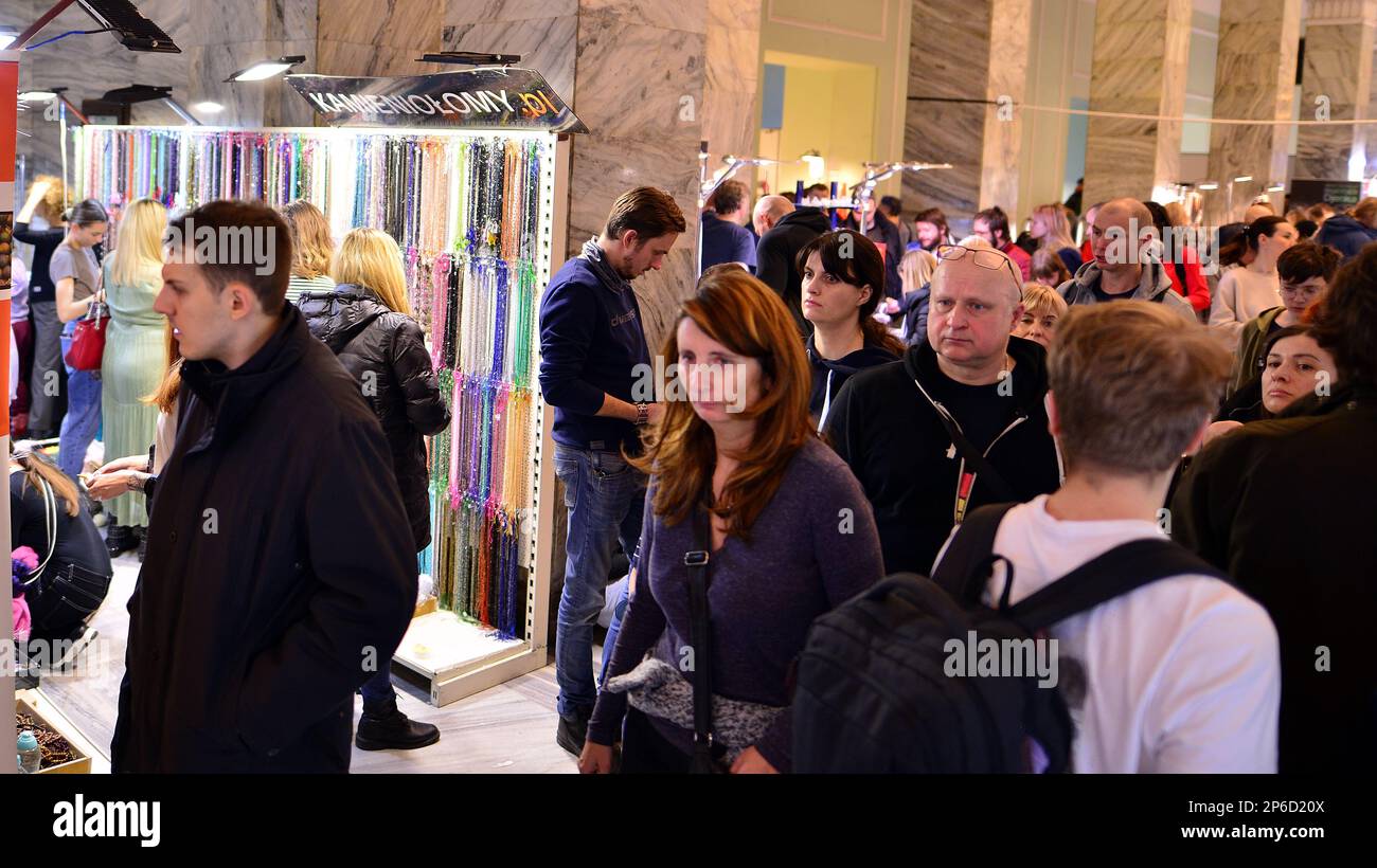 Varsovie, Pologne. 5 mars 2023. Exposition minérale de Varsovie 2023. Les gens regardent et achètent des minéraux et des pierres précieuses exposés à la foire. Banque D'Images