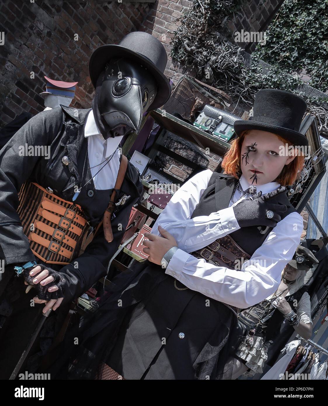 Des steampunks femelles vêtues de vêtements sombres et d'un masque de médecin de la peste. Banque D'Images