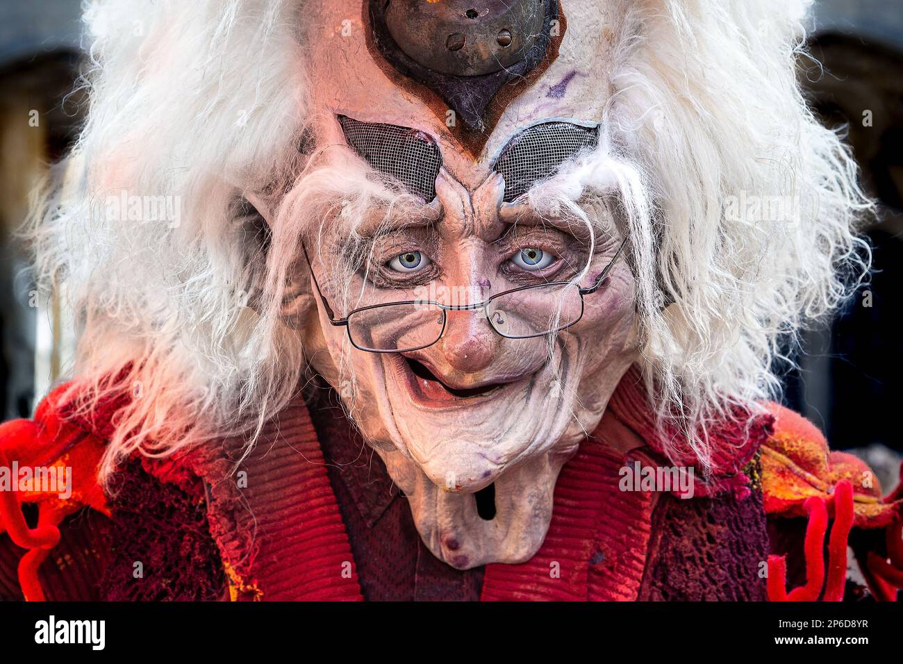 Gros plan portrait d'un homme très vieux avec de longs cheveux blancs souriant et regardant directement dans l'appareil photo. Banque D'Images